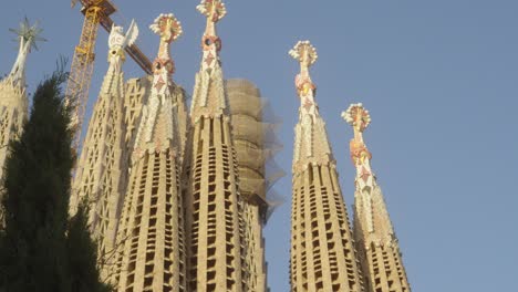 Malerische-Aussicht-Auf-Die-Im-Bau-Befindlichen-Türme-Der-Sagrada-Familia-An-Einem-Klaren,-Sonnigen-Tag-In-Barcelona