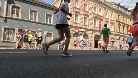 19.-Mai-2024,-Rimi-Riga-Marathon-Lettland:-Marathonläufer-Drängen-Sich-10-Km-Weit,-Vorderansicht