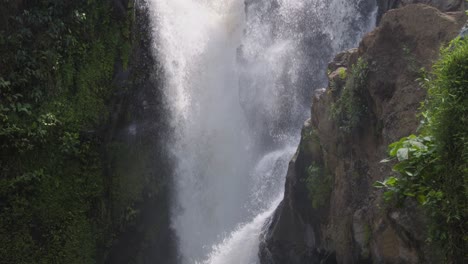 Majestätischer-Tegenungan-Wasserfall-Auf-Der-Insel-Bali,-Indonesien