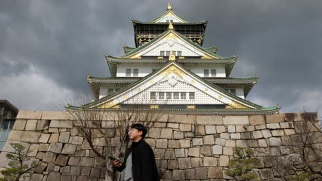 Osaka-Jo-Halle-Und-Traditionelle-Japanische-Architektur-Von-Den-Steinmauern-Der-Burg-Von-Osaka-Aus-Gesehen:-Japanisches-Erbe,-Leuchtende-Himmel-Und-Alte-Edo-Architektur,-Shinto-Tempel-4k-30fps