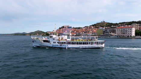 Ferry-Jadrolinija-Cruzando-El-Mar-Adriático-Saliendo-Del-Puerto-De-Sibenik,-Croacia