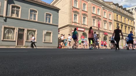 19.-Mai-2024,-Rimi-Riga-Marathon-Lettland:-Marathonläufer-Drängen-Sich-10-Km-Weit,-Vorderansicht