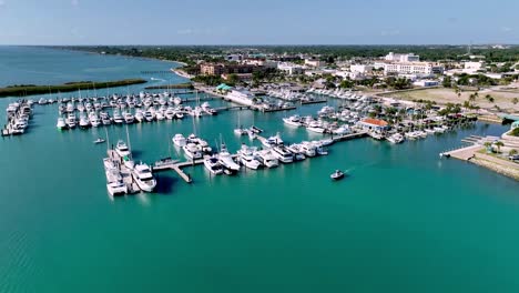 Antena-Mientras-El-Barco-Sale-Del-Puerto-Deportivo,-Fort-Pierce,-Florida