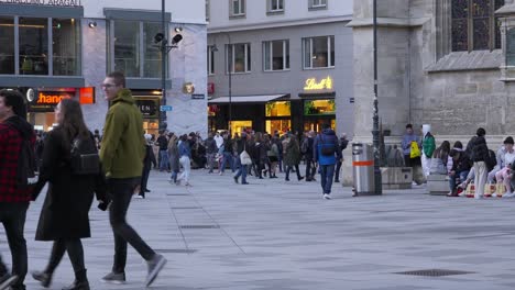 Wiener-Innenstadt-In-Der-Nähe-Des-Hauptplatzes-Der-Stadt,-Stephansplatz,-Mit-Sehr-Belebten-Straßen