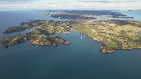 Panoramic-View-Of-Matiatia-Bay,-Waiheke-Island-In-Auckland,-New-Zealand---Drone-Shot