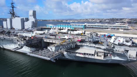 Mighty-Uss-Midway:-Un-Portaaviones-De-La-Marina-De-Los-Estados-Unidos,-El-Barco-Líder-De-Su-Clase,-Inaugurado-Como-Museo,-Vista-Aérea