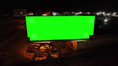 Marcador-De-Posición-De-Pantalla-Verde-En-Un-Gran-Cartel-En-Una-Ciudad-Iluminada---Representación-Cgi