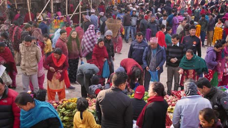 Toma-Elevada-De-Un-Concurrido-Mercado-En-Una-Plaza-De-La-Ciudad,-Bhaktapur,-Valle-De-Katmandú,-Nepal