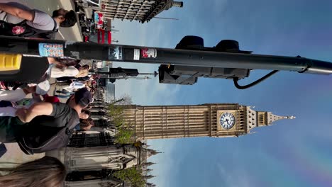 Crowds-of-tourists-walk-near-Big-Ben-and-Parliament-in-London-on-a-sunny-day,-vertical-shot