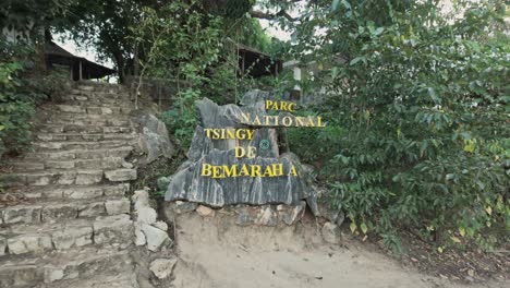 Señal-Del-Parque-Nacional-Tsingy-De-Bemaraha-Y-Entrada-Al-Parque