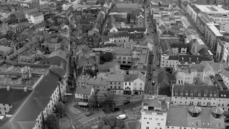 Time-lapse-En-Blanco-Y-Negro-De-La-Bulliciosa-Ciudad-De-Galway,-Capturando-La-Energía-Dinámica-Y-El-Movimiento-De-La-Vida-Urbana.