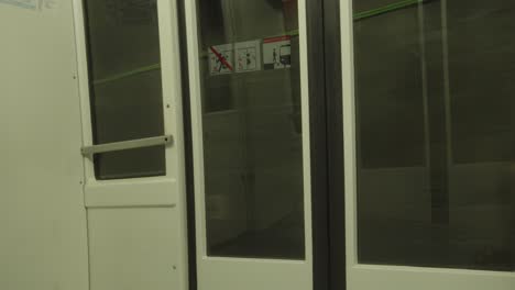 Blick-Aus-Dem-Fenster-Einer-U-Bahn-Tür-Während-Der-Fahrt-Durch-Eine-U-Bahn-In-Barcelona