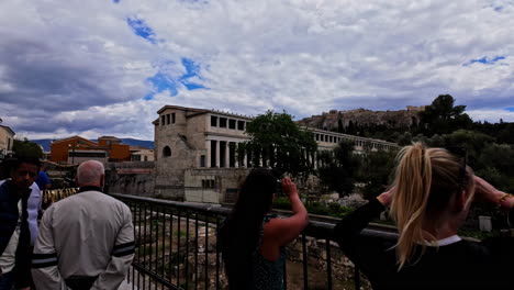 Touristen-Machen-Fotos-Von-Der-Stoa-Des-Attalos---Museum-Der-Antiken-Agora