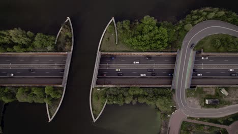 Untergetauchte-Autobahn-Mit-Verkehr,-Der-Unter-Dem-Veluwemeer-Aquädukt-Hindurchführt,-Und-Viadukt,-Das-Darüber-Führt