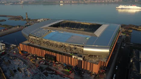 Everton-Football-Club-Luftaufnahme-Mit-Blick-Auf-Den-Bau-Des-Neuen-Stadions-Am-Hafen-Von-Bramley-Moore-Und-Der-Uferpromenade-Von-Liverpool