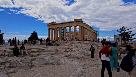 Sights-Of-The-Acropolis-Of-Athens-And-Its-Monument-With-Tourists-In-Greece,-Europe