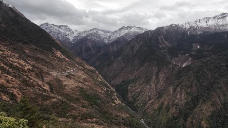 Experiencia-De-Trekking-Inmersiva:-Bosques-Frondosos-E-Imponentes-Picos-Nevados-En-El-Valle-Inferior-De-Langtang