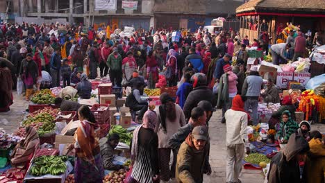 Erhöhte-Aufnahme-Von-Einem-Belebten-Markt-Auf-Einem-Stadtplatz,-Bhaktapur,-Kathmandutal,-Nepal