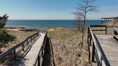 Aerial-push-straight-toward-the-lakeshore