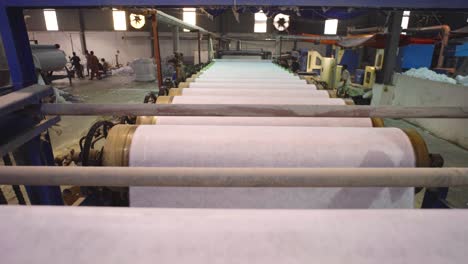 Múltiples-Máquinas-Textiles-Enrollando-Telas-En-La-Industria-Textil-De-Pakistán.