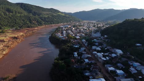 Menacing-river-levels-threaten-to-invade-urban-areas,-anxious-city-people