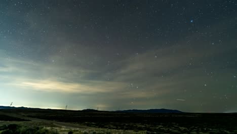 Sterne-Durchqueren-Den-Himmel-über-Der-Wüste-Im-Westen-Utahs-Entlang-Einer-Landstraße---Zeitraffer