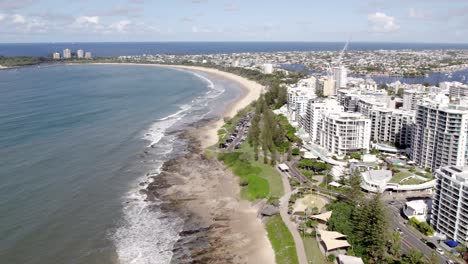 Drohne-In-Richtung-Mooloolaba,-Sunshine-Coast---Sommer