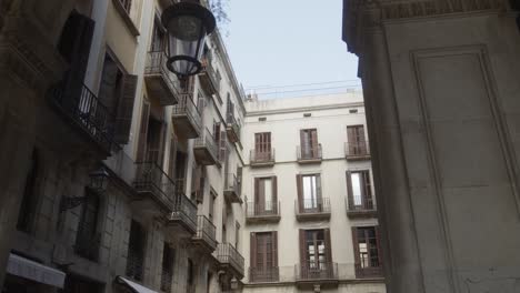 Toma-Exterior-De-Un-Edificio-Residencial-En-El-Casco-Antiguo-De-Barcelona-Con-Balcones.