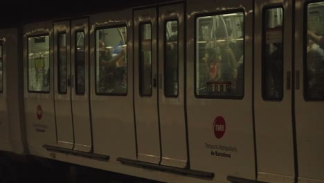 Cabina-De-Metro-Llena-De-Peatones-Saliendo-De-La-Estación-De-Metro-De-Barcelona,-España