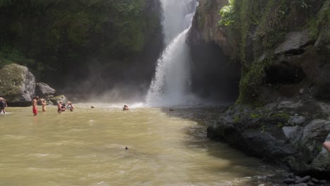 Majestuosa-Cascada-De-Tegenungan-En-La-Isla-De-Bali,-Indonesia