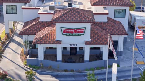 Temecula-Krispy-Kreme-Drone-Se-Retira-Desde-El-Frente-Del-Edificio-Sin-Personas-Visibles-Ni-Automóviles-En-El-Autoservicio