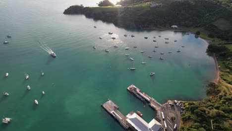 Luftaufnahme-über-Kai-In-Matiatia-Bay,-Auckland,-Neuseeland---Drohnenaufnahme