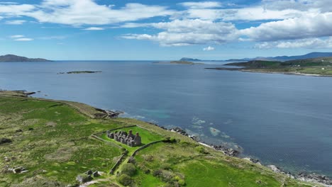 Belleza-Remota-Al-Oeste-De-Irlanda,-Ruinas-De-Antiguos-Edificios-De-Guardacostas-En-Adrigole-West-Cork-Irlanda