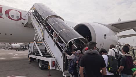 Die-Schlange-Der-Passagiere,-Die-Die-Leiter-Hinaufklettern,-Um-Am-Flughafen-In-Das-Flugzeug-Der-Ethiopian-Airlines-Einzusteigen