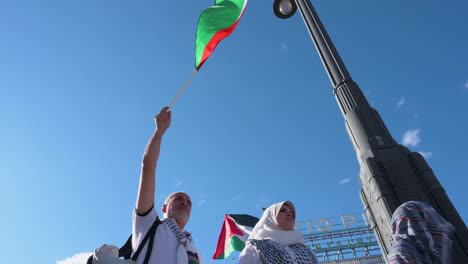 Un-Manifestante-Sostiene-Una-Bandera-Palestina-Durante-Una-Manifestación-Pro-Palestina-Exigiendo-Que-El-Gobierno-Español-Detenga-La-Venta-De-Armas-Al-Estado-De-Israel-En-Madrid,-España.