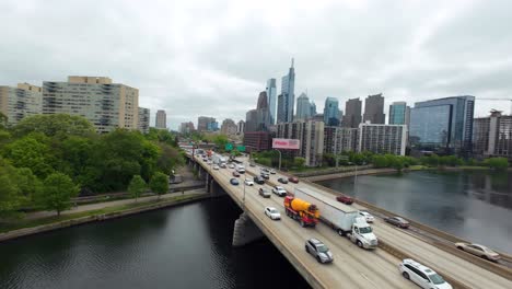 Traffic-entering-downtown-Philadelphia-over-Schuylkill-River-on-Vine-Street-Expressway