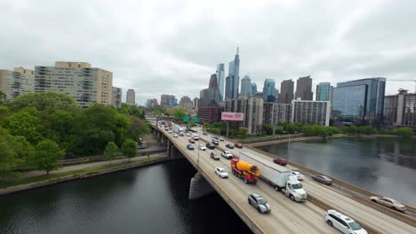 Verkehr-In-Die-Innenstadt-Von-Philadelphia-über-Schuylkill-River-Auf-Vine-Street-Expressway