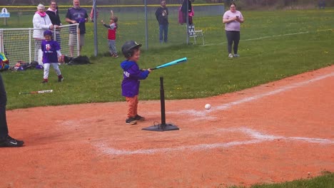 Mostrando-Su-Nuevo-Guante-De-T-ball-En-El-Sur-De-Portland,-Maine