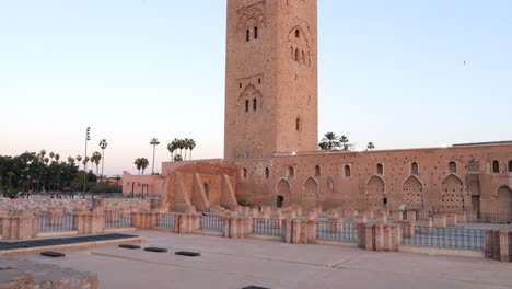 Torre-Minarete-De-La-Antigua-Mezquita-Koutoubia,-Patrimonio-De-La-Humanidad-Por-La-Unesco-En-Marrakech,-Marruecos,-África