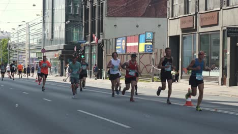 19-De-Mayo-De-2024,-Maratón-De-Rimi-Riga-Letonia:-Corredores-De-Maratón-Se-Agolpan-A-10-Km-De-Distancia-Vista-Frontal