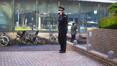 Polizist-Schreit-Skateboarder-Wegen-Skatens-In-Japan-An