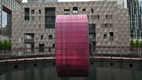 Arte-En-El-Puente-De-Canary-Wharf,-Londres,-Reino-Unido.