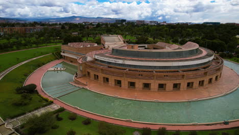 Drohnenaufnahme-Aus-Der-Umlaufbahn-Der-Virgilio-Barco-Bibliothek,-Teilweise-Sonniger-Tag,-In-Bogota,-Kolumbien