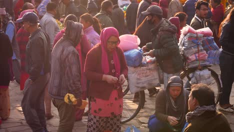 Primer-Plano-De-Intercambio-De-Puestos-En-El-Mercado,-Bhaktapur,-Valle-De-Katmandú,-Nepal