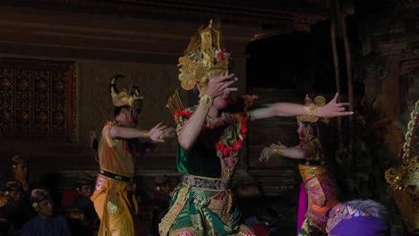 Eine-Theateraufführung,-Die-Eine-Szene-Aus-Dem-Epos-Ramayana-Auf-Der-Insel-Bali,-Indonesien-Darstellt