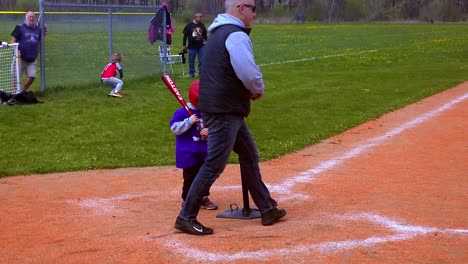 Niño-De-Pie-En-El-Plato-Para-La-Primera-Práctica-De-T-ball-En-Portland,-Maine