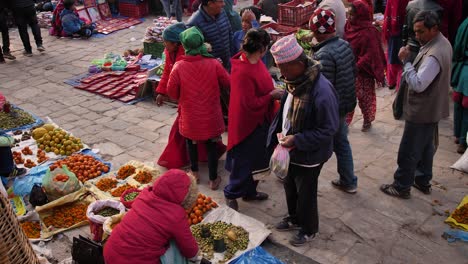Nahaufnahme,-Erhöhte-Aufnahme-Eines-Marktstand-Austauschs,-Bhaktapur,-Kathmandutal,-Nepal
