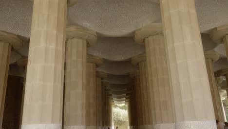 Touristen-Spazieren-Durch-Den-Parc-Güell,-Architektonische-Gebäude-Von-Gaudí