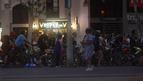 Un-Gran-Grupo-De-Ciclistas-Parando-Ante-Una-Señal-Roja-En-El-Centro-De-La-Ciudad-De-Barcelona.