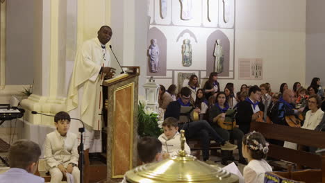 Kinder-Nehmen-An-Der-Kommunion-In-Einer-Katholischen-Kirche-In-Saragossa,-Spanien-Teil-–-Handaufnahme